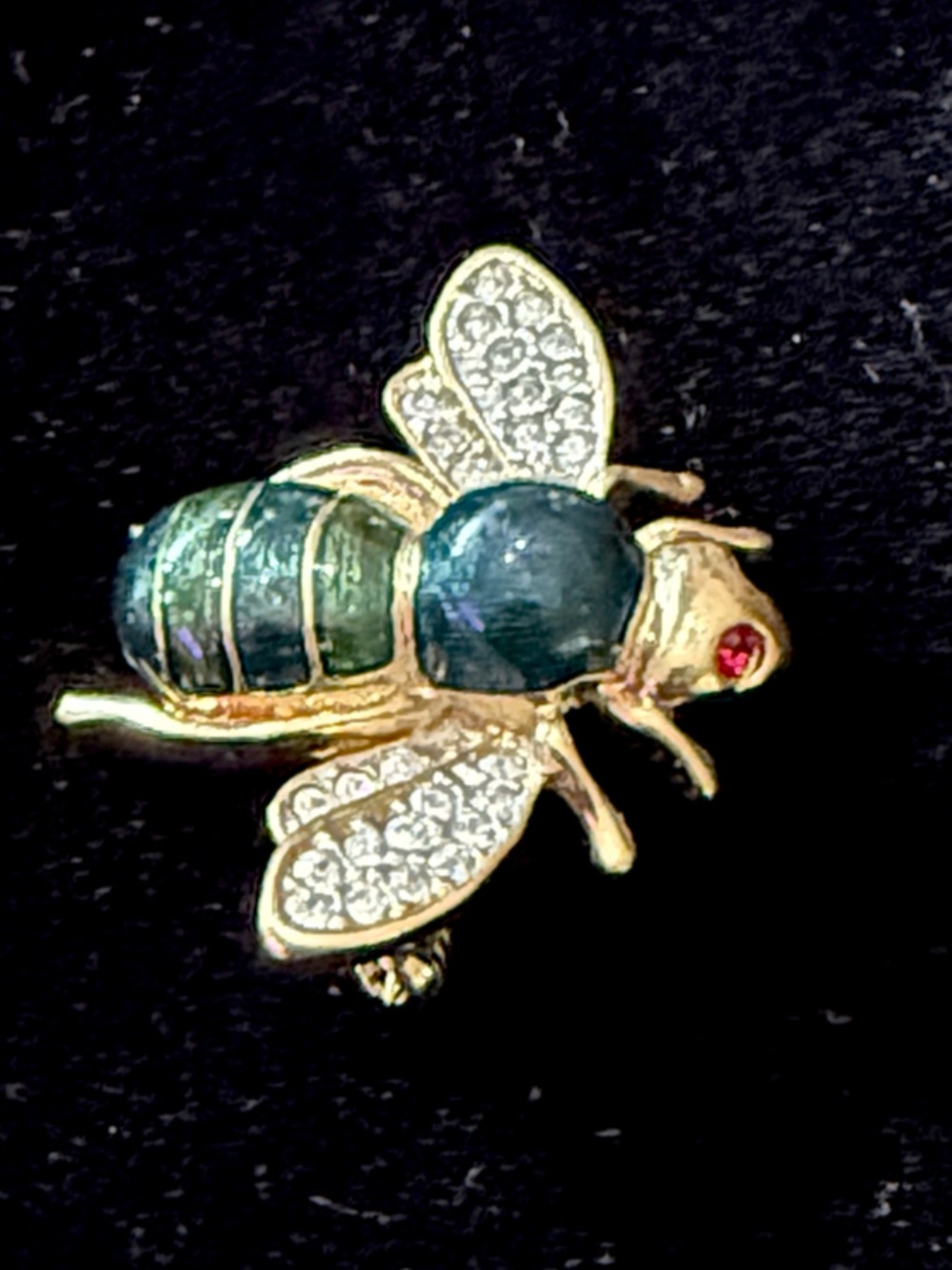 Unsigned Green Enamel and Rhinestone Bee gold tone brooch - Picture 4 of 6